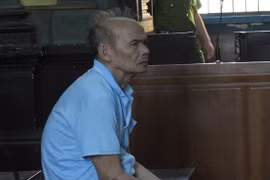 Cha dượng phóng hỏa đốt con riêng của vợ hờ