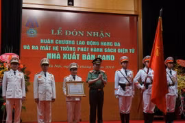 NXB Công an nhân dân đón nhận Huân chương Lao động hạng Ba 