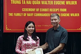 Kỷ vật quý của cựu binh Mỹ được tặng lại cho Nhà tù Hỏa Lò 