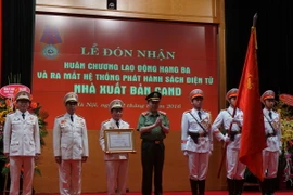 NXB Công an nhân dân đón nhận Huân chương Lao động hạng Ba 