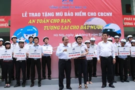 Tổng công ty May 10 trao tặng mũ bảo hiểm cho cán bộ công nhân viên