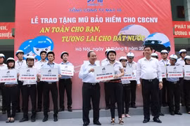 Tổng công ty May 10 trao tặng mũ bảo hiểm cho cán bộ công nhân viên
