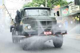 Bộ Y tế yêu cầu không phun khử khuẩn ngoài trời, vào người