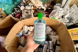 Bắt quả tang tổng kho hàng giả mạo nhãn hiệu khi đang livestream chốt đơn trên Facebook