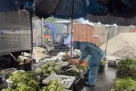 Hà Nội: Rau xanh tăng giá theo mưa bão