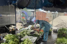 Hà Nội: Rau xanh tăng giá theo mưa bão