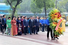 Lãnh đạo thành phố Hà Nội đặt hoa tưởng niệm tại Tượng đài V.I.Lênin