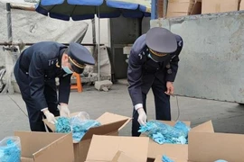 Từ tháng 3-2022: Tạm ngừng kinh doanh tạm nhập, tái xuất khẩu trang, găng tay y tế 