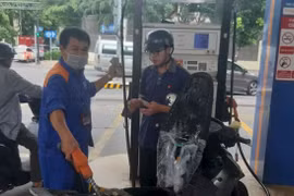 Giá xăng dầu tiếp tục giảm