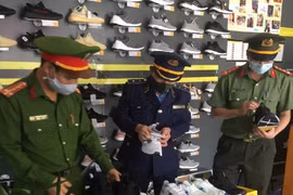 Bán giày giả trên mạng, một cửa hàng bị phạt 256 triệu đồng, đình chỉ kinh doanh 2 tháng