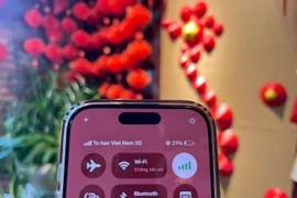 Nhiều người dùng di động tại Việt Nam thích thú khi tên mạng đổi thành “Tu hao Viet Nam”