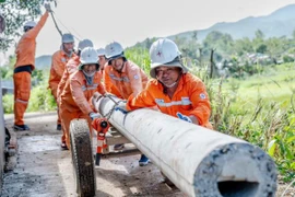 Còn 258.000 khách hàng mất điện sau bão Kalmaegi