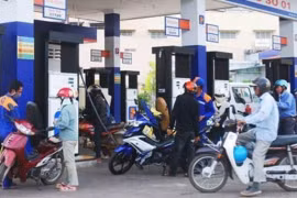 Giá xăng dầu giảm nhờ thuế, giá hàng hóa khác có về mức cũ?