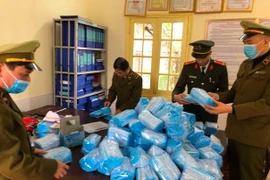 Đề xuất tiếp tục tạm ngừng kinh doanh tạm nhập, tái xuất găng tay, khẩu trang y tế chống dịch