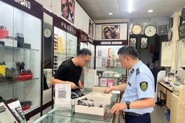 Hà Nội: Đồng loạt kiểm tra 14 điểm kinh doanh hàng hóa tại chợ Nhà Xanh