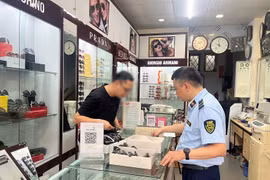 Hà Nội: Đồng loạt kiểm tra 14 điểm kinh doanh hàng hóa tại chợ Nhà Xanh
