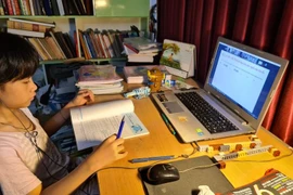 Học online, phụ huynh bức xúc vì mạng Internet chập chờn