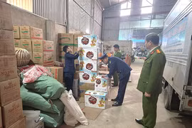 Gần Tết, cẩn trọng với "bánh kẹo lậu 3 không" tràn lan thị trường