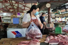 Hà Nội ngày đầu thực hiện Chỉ thị 16: Chợ đông đúc, chưa 8h đã hết thịt