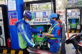 Giá xăng trong nước điều chỉnh nhẹ