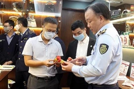 Hàng Tết giả lộng hành, cơ quan quản lý thị trường hướng dẫn cách phân biệt