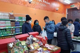 Hàng Tết: Nguồn cung dồi dào, sức mua tăng chậm