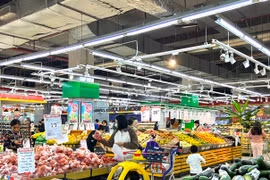 Hàng Tết đầy kệ, sức mua tăng dần