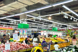 Hàng Tết đầy kệ, sức mua tăng dần