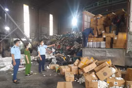 Tiêu hủy trên 160.000 thiết bị thuốc lá điện tử và gần 10 tấn phụ kiện