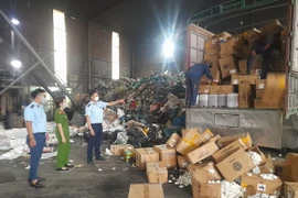 Tiêu hủy trên 160.000 thiết bị thuốc lá điện tử và gần 10 tấn phụ kiện