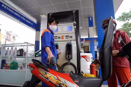 Giá xăng tiếp tục tăng mạnh, RON95 tiến sát 25.000 đồng/lít