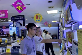 Hà Nội: Người dân háo hức mua sắm trong “Ngày vàng, giá shock”