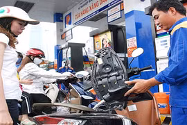 Giá xăng giảm thêm gần 500 đồng/lít
