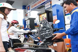 Giá xăng giảm thêm gần 500 đồng/lít