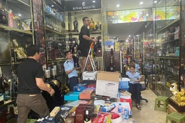 Đồng loạt kiểm tra, tạm giữ lượng lớn rượu ngoại và xì gà vi phạm