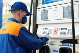 Giá xăng tăng gần 2.000 đồng/lít trong tháng 8