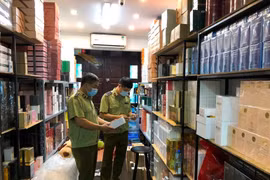 “Đột kích” một trong những cửa hàng nước hoa lớn nhất tại Hà Nội