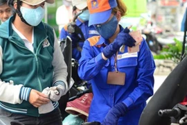 Xăng dầu đồng loạt tăng giá từ chiều nay