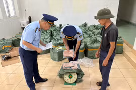 Phát hiện, tạm giữ gần 2 tấn xúc xích đã chảy nước, không rõ nguồn gốc, xuất xứ 