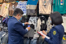 Nhiều "điểm nóng" hàng lậu, hàng giả tại Hà Nội bị phát hiện, xử lý