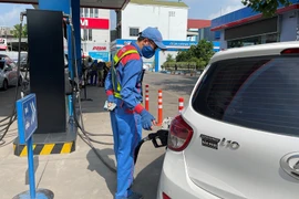 Xăng dầu cùng tăng giá trở lại