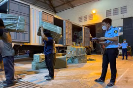 Tạm giữ lô hàng gần 50 tấn, nghi giả thương hiệu bút bi Thiên Long, dao cạo râu “Gillette” 