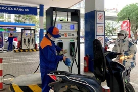 Xăng tăng gần 700 đồng mỗi lít