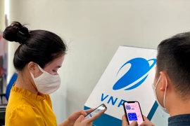 Nhà mạng “tặng” 5GB data, khách hàng cài đặt Bluezone tăng vọt