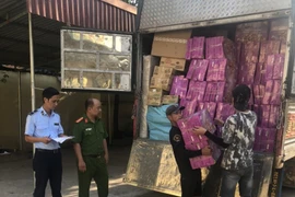 Tạm giữ số lượng lớn bánh trung thu nhập lậu