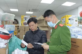 Hà Nội: Kho hàng của “hot girl” livestream chốt hàng nghìn đơn mỗi ngày bị “sờ gáy”