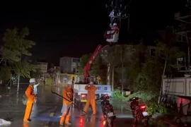 Hàng nghìn trạm biến áp bị ảnh hưởng, cột điện gãy đổ, gián đoạn cấp điện tại nhiều nơi do bão số 5