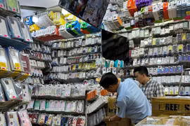Phát hiện hàng chục nghìn ốp lưng điện thoại, kính cường lực… có dấu hiệu nhập lậu