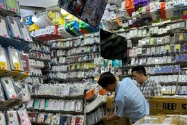 Phát hiện hàng chục nghìn ốp lưng điện thoại, kính cường lực… có dấu hiệu nhập lậu