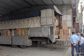 TP HCM: Xe tải biển số miền Bắc bị phát hiện chở hàng nghìn chiếc tông- đơ cắt tóc nghi hàng lậu
